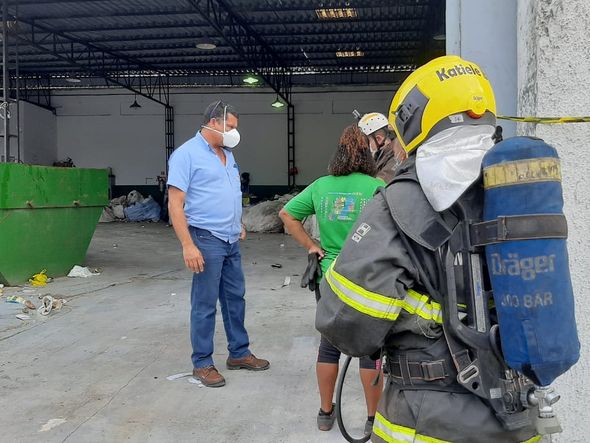 Equipe dos bombeiros entraram no local para tentar identificar o material que causou os sintomas relatados pelos funcionários por Carlos Alberto Silva
