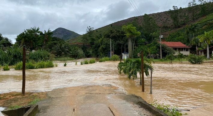 Vias foram tomadas pela água, o que dificulta a passagem de veículos e pedestres. Quintais de casas e um campo de futebol ficaram inundados