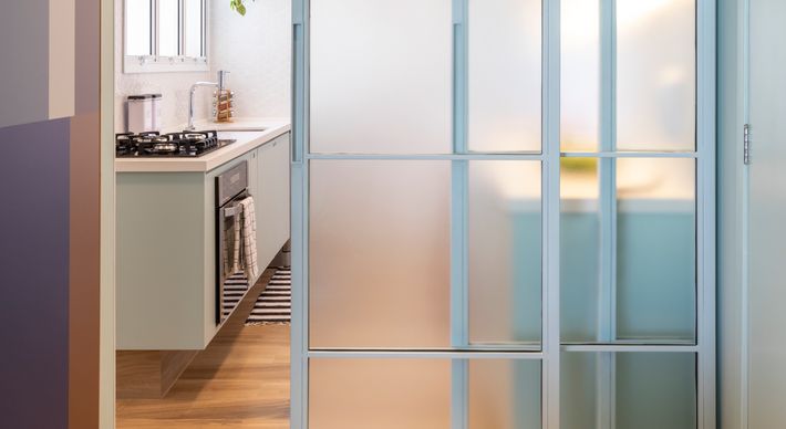 Fugindo do padrão de marcenaria, as portas de metal apresentam uma espessura mais fina, ideal para os ambientes compactos e que demandam um ar mais moderno