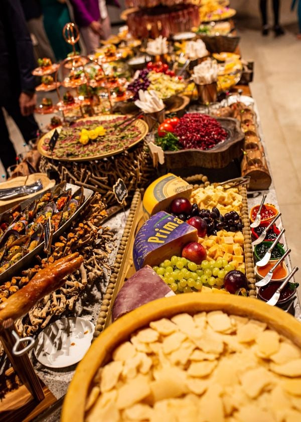 Ilha mediterrânea em buffet de casamento: noivos também estão optando por cerimônias sem jantares tradicionais