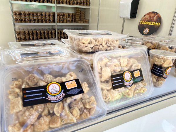 Inédito na Fórmula 1, o torresmo é carro-chefe da marca e as receitas demoraram 20 anos para serem desenvolvidas. 