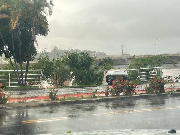 Local onde carro caiu, na Avenida Beira-Rio