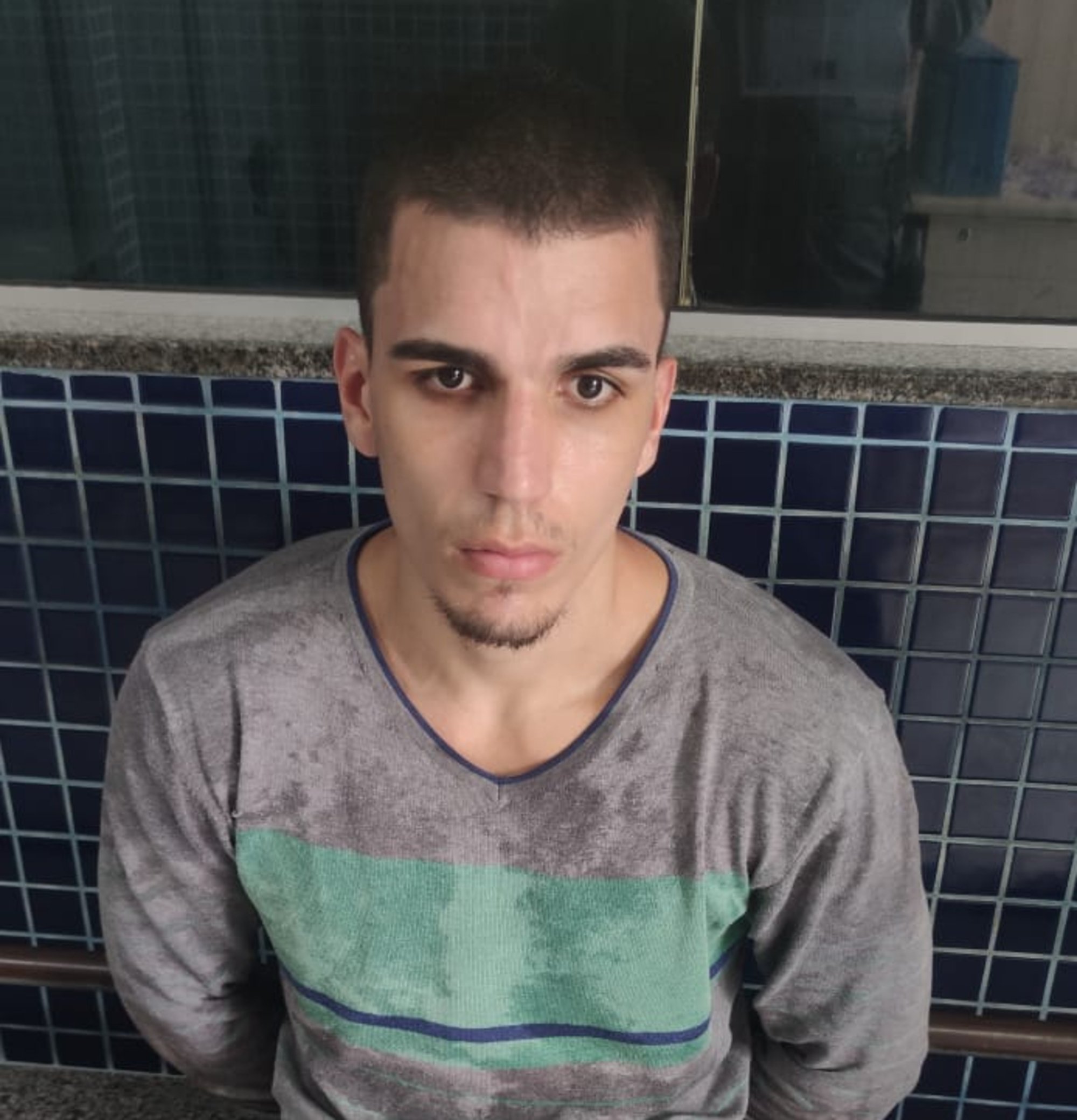 Pedro Henrique Braga de Freitas Santos, de 24 anos, furtou peças de roupa para tentar driblar policiais e conseguir fugir. Ele disse à polícia que queria passar o fim de ano em casa
