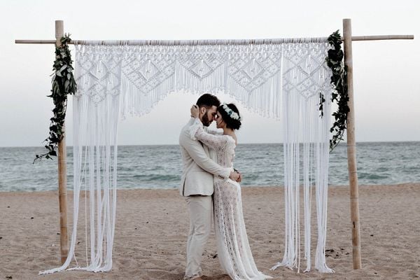 Segundo especialista Izabella Salazar, a tedência para casamentos em 2022 são cerimônias mais simples, na praia ou nas montanhas, em estilo rústico
