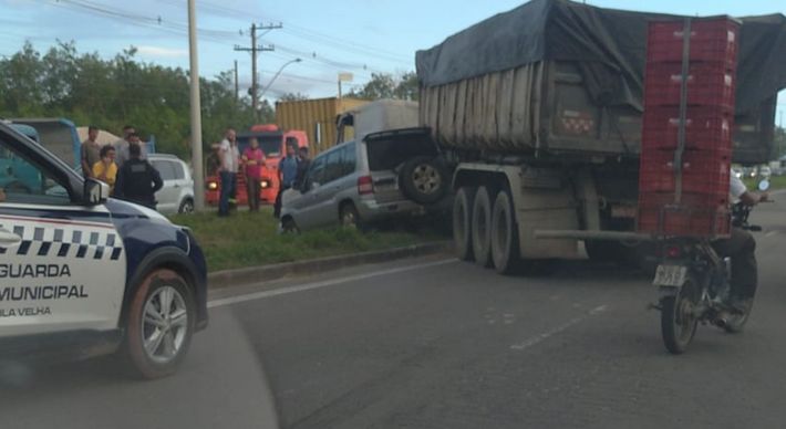 A colisão foi registrada por volta das 16h50 desta sexta-feira (10), na Rodovia Darly Santos, próximo ao Atacadão