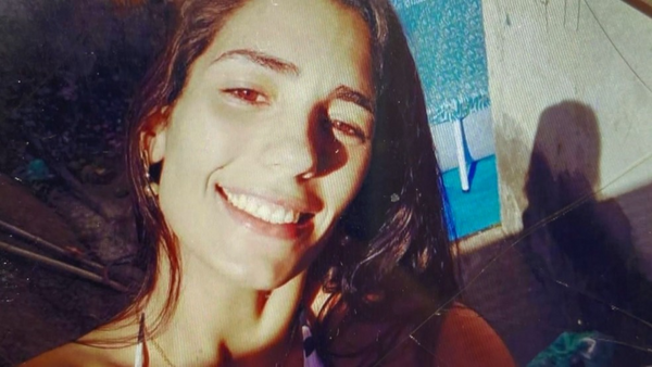 Caroline Abreu, de 29 anos, está internada no hospital após ter sido esfaqueada pelo ex-marido em Vitória