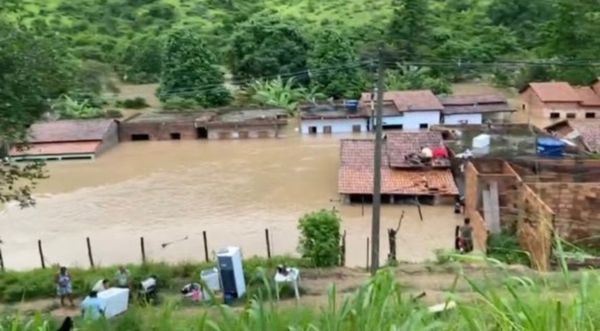Cidades do sul da Bahia sofrem com alagamentos após as fortes chuvas dessa quinta-feira (9)