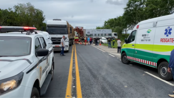 Equipes dos Bombeiros, Eco 101, PRF e Polícia Civil estão no local do acidente.
