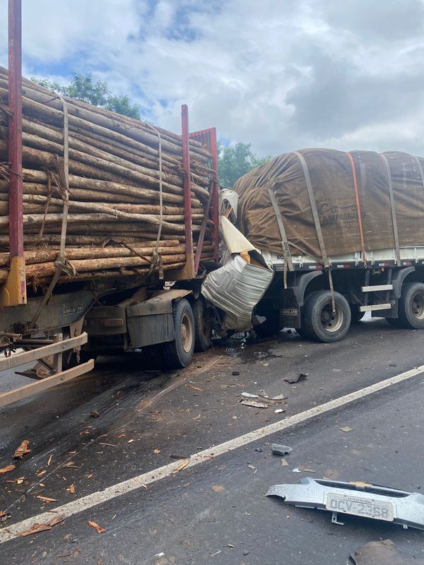 Grave acidente interdita a BR 101 em Sooretama