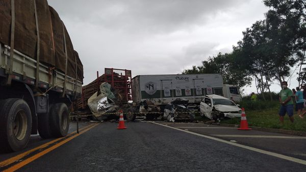 Grave acidente interdita a BR 101 em Sooretama