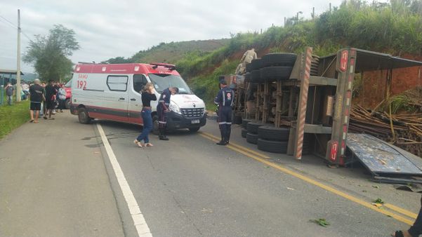 Motorista de carreta fica preso às ferragens em acidente em Colatina por Polícia Militar