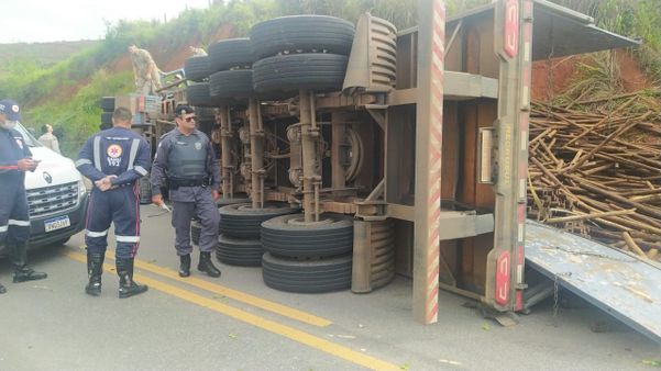 Motorista de carreta fica preso às ferragens em acidente em Colatina por Polícia Militar