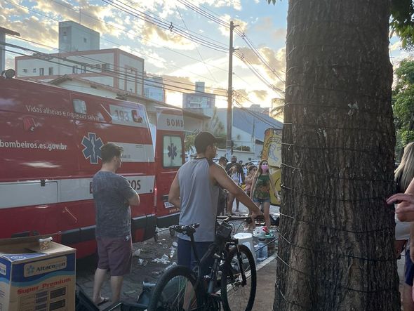 Motorista de caminhonete arrasta food trucks em Jardim Camburi por Leitor A Gazeta