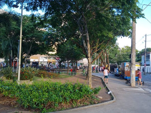 Motorista de caminhonete arrasta food trucks em Jardim Camburi por Leitor A Gazeta
