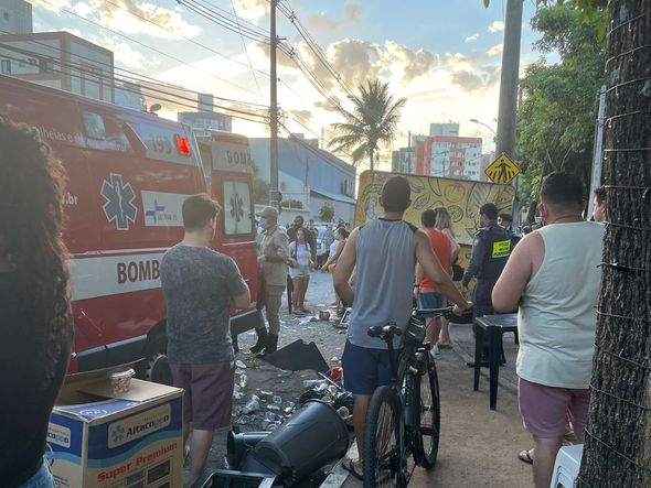 Motorista de caminhonete arrasta food trucks em Jardim Camburi por Leitor A Gazeta