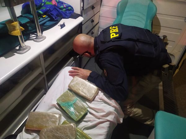 Agentes localizam drogas em ambulância