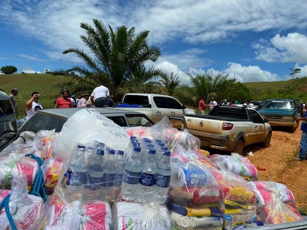 Doação de água e alimentos para famílias atingidas pelas fortes chuvas do Sul da Bahia