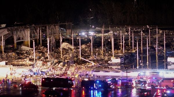 Galpão da empresa Amazon ficou destruído por conta da passagem do tornado em Edwardsville, Illinois