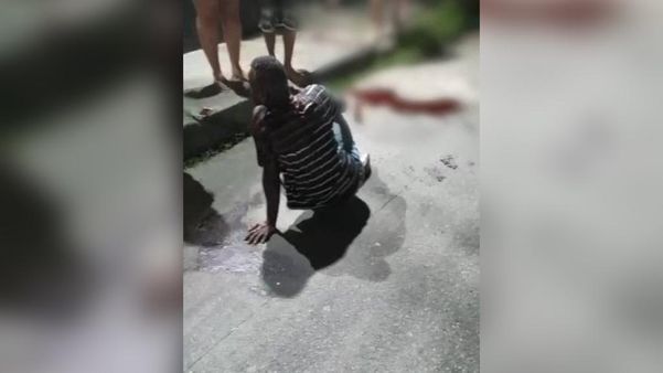 Homem de 27 anos foi baleado em praça de Feu Rosa, na Serra. Ele aguardou por socorro no chão e chegou a ser levado ao hospital, mas não resistiu