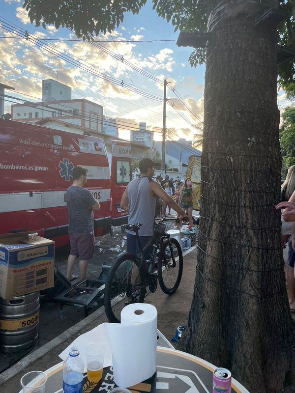 Motorista de caminhonete arrasta food trucks em Jardim Camburi por Leitor A Gazeta