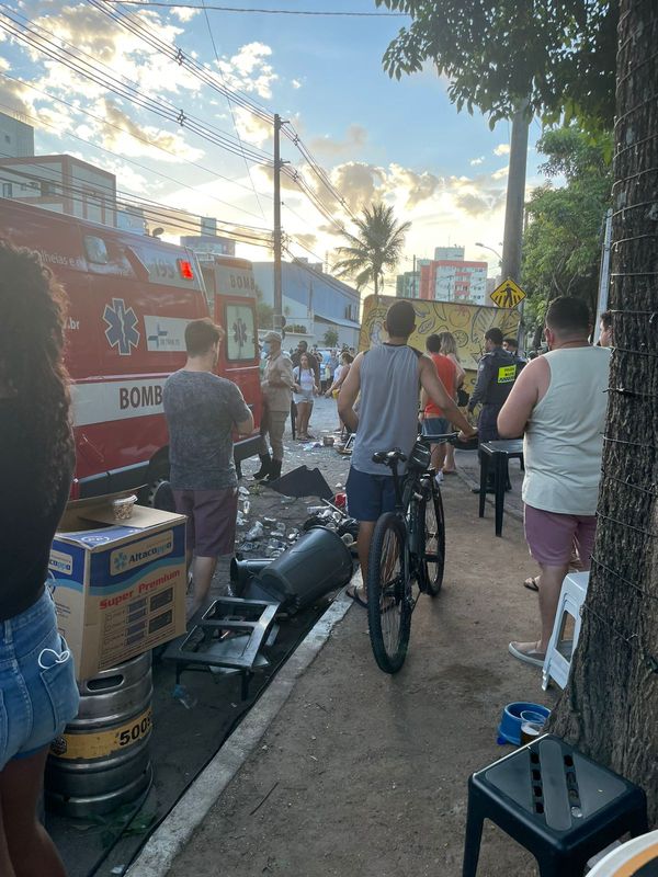 Motorista de caminhonete arrasta food trucks em Jardim Camburi por Leitor A Gazeta