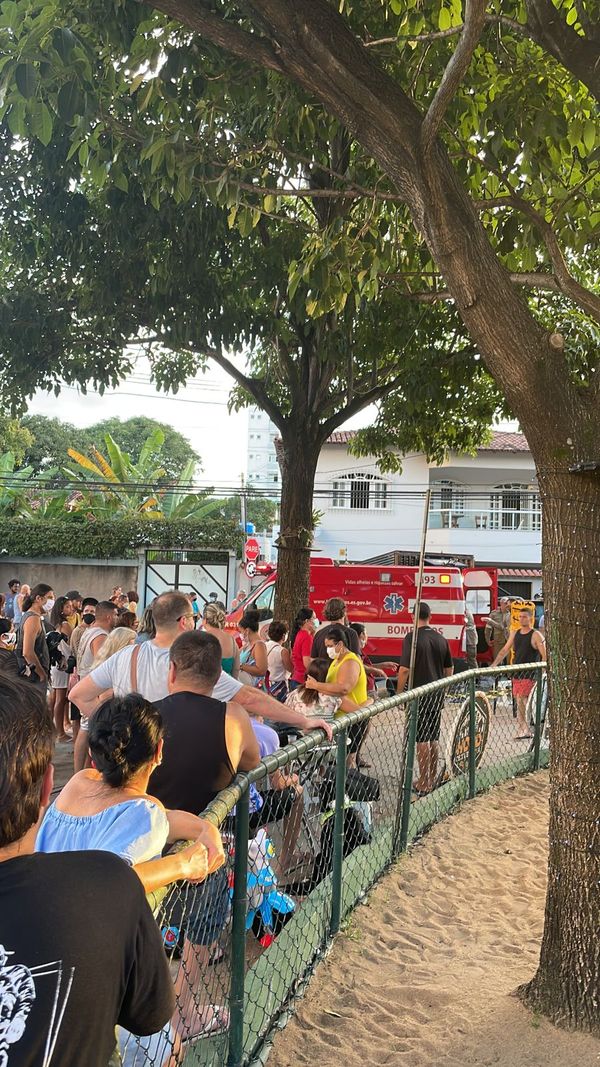 Motorista de caminhonete arrasta food trucks em Jardim Camburi por Leitor A Gazeta