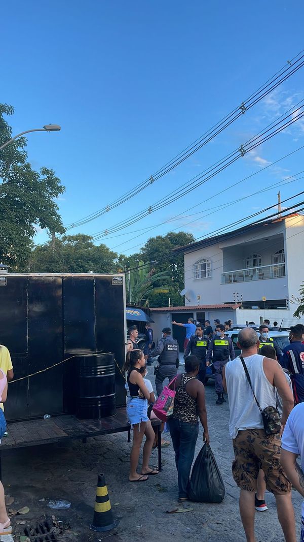 Motorista de caminhonete arrasta food trucks em Jardim Camburi por Leitor A Gazeta
