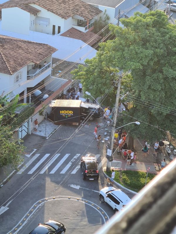 Motorista de caminhonete arrasta food trucks em Jardim Camburi por Leitor A Gazeta