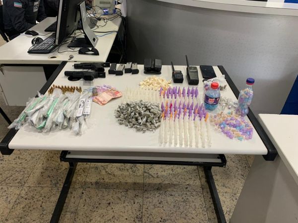 Homem fica ferido após troca de tiros com PM em Vitória; durante ocorrência, foram apreendidas drogas e outros materiais