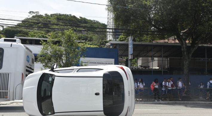 Batida aconteceu na Avenida Desembargador Santos Neves na tarde desta segunda-feira (13). Ninguém se feriu gravemente, mas via chegou a ser parcialmente interditada