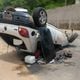 Imagem - Carro capota e motorista fica ferido  em acidente em Cachoeiro
