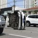 Carro Fiat Argo ficou capotado em duas faixas da Avenida Desembargador Santos Neves, em Vitória