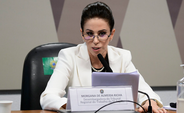 À mesa, em pronunciamento, indicada para exercer o cargo de Ministra do Tribunal Superior do Trabalho (TST), Morgana de Almeida Richa.