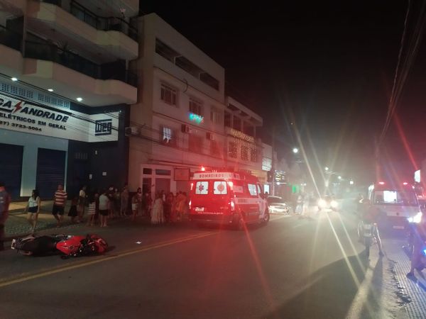 Bombeiros socorrendo vítimas do acidente em Colatina
