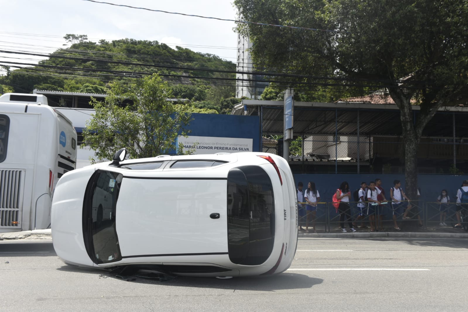 Carro Fiat Argo ficou capotado em duas faixas da Avenida Desembargador Santos Neves, em Vitória