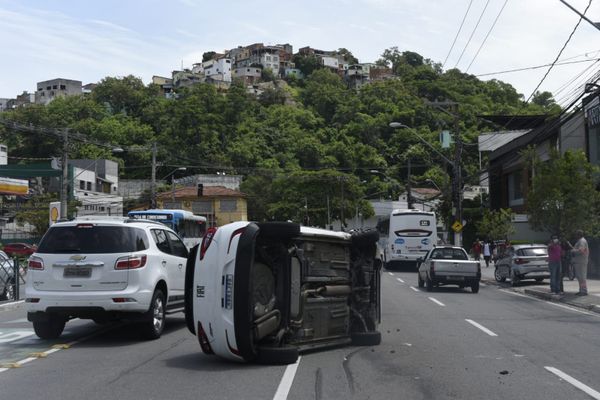 Carro Fiat Argo ficou capotado em duas faixas da Avenida Desembargador Santos Neves, em Vitória por Vitor Jubini