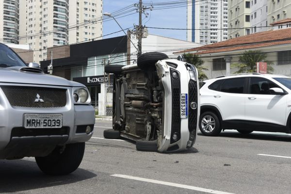 Carro Fiat Argo ficou capotado em duas faixas da Avenida Desembargador Santos Neves, em Vitória por Vitor Jubini