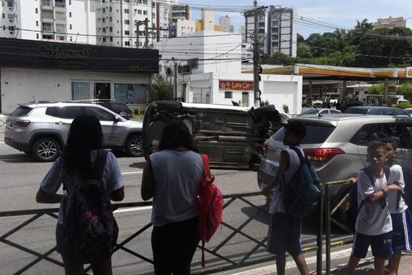 Carro Fiat Argo ficou capotado em duas faixas da Avenida Desembargador Santos Neves, em Vitória por Vitor Jubini