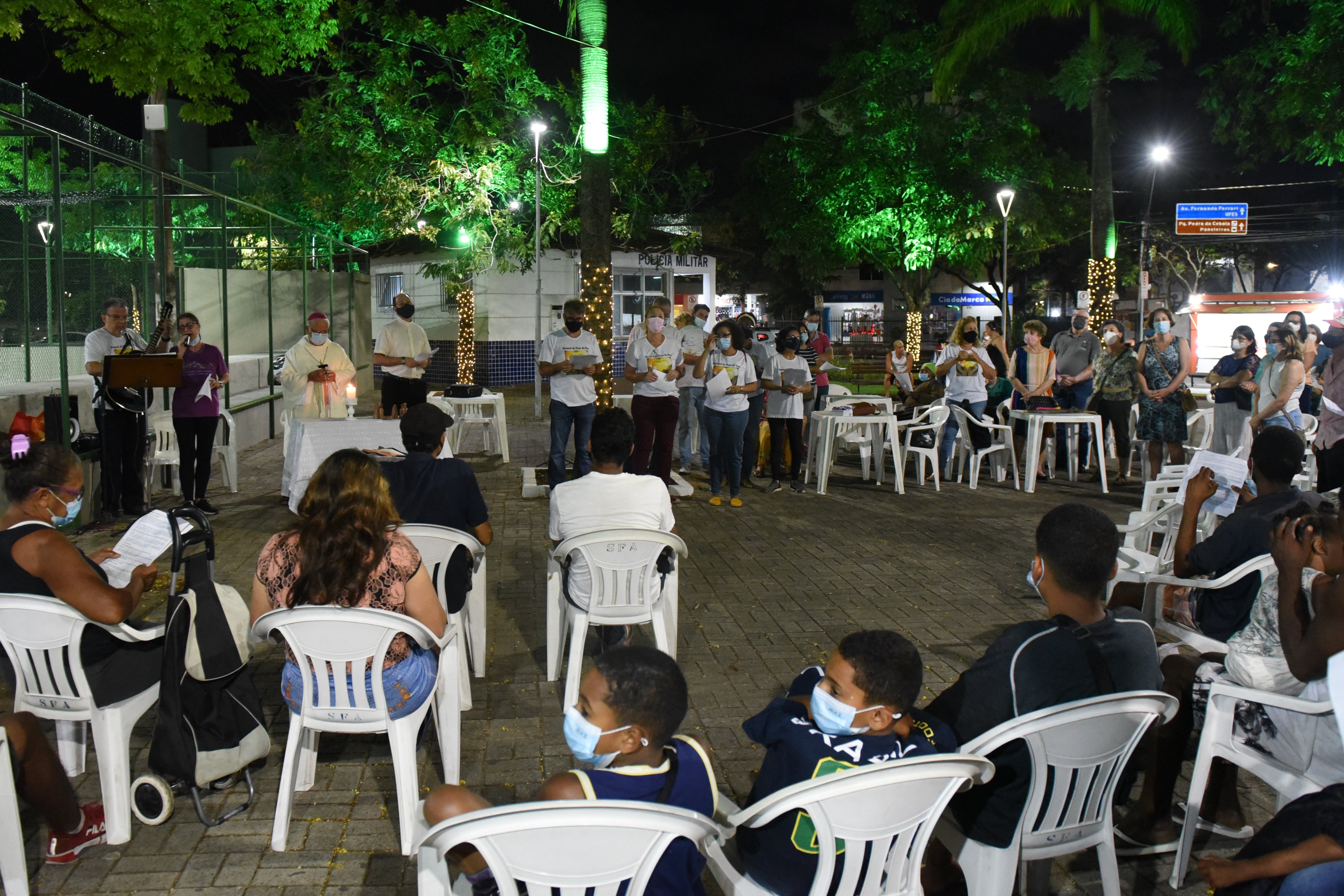 Dom Dario participa de Ceia de Natal com pessoas em situação de rua em praça de Jardim da Penha 