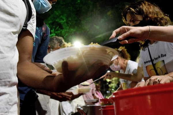 Ceia de Natal com pessoas em situação de rua por Fernando Madeira