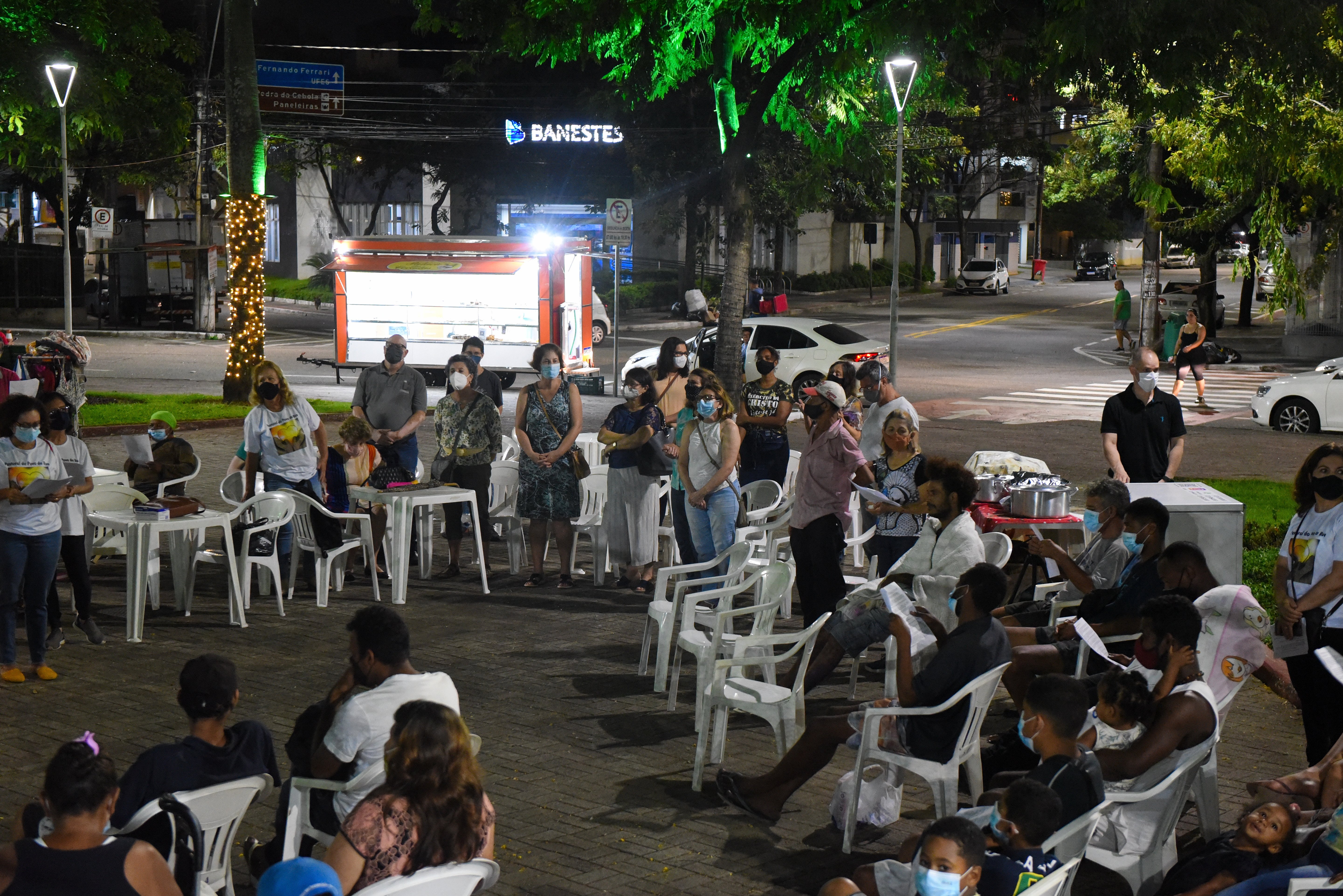 Dom Dario participa de Ceia de Natal com pessoas em situação de rua em praça de Jardim da Penha 