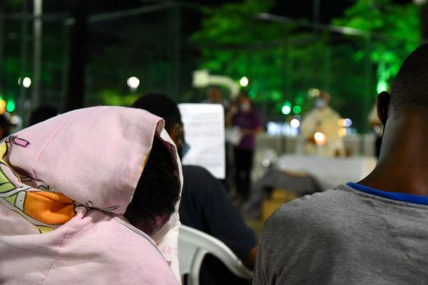 Dom Dario Campos faz celebração para os moradores de rua em Vitória por Fernando Madeira