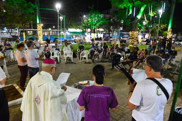 Dom Dario Campos faz celebração para os moradores de rua em Vitória por Fernando Madeira