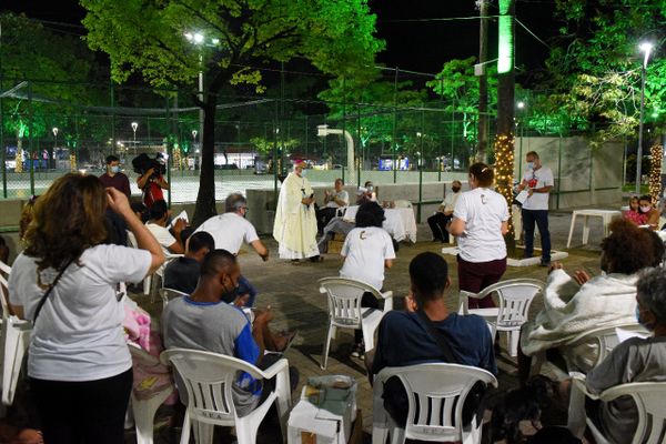 Dom Dario Campos faz celebração para os moradores de rua em Vitória por Fernando Madeira