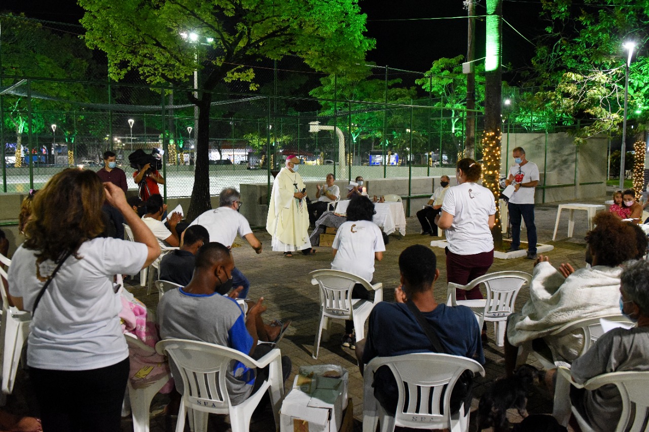 Dom Dario Campos faz celebração para os moradores de rua em Vitória