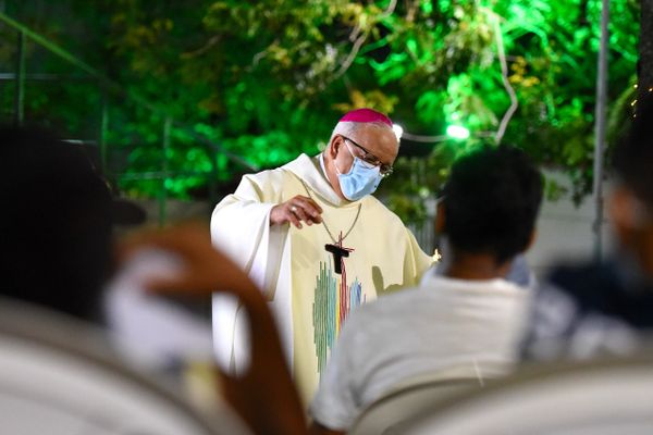 Dom Dario Campos faz celebração para os moradores de rua em Vitória por Fernando Madeira