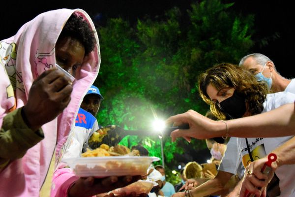 Dom Dario Campos faz celebração para os moradores de rua em Vitória por Fernando Madeira