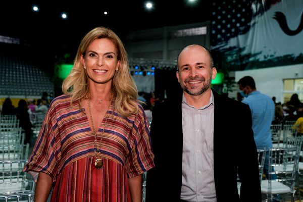 Mariana Buaiz (vice-presidente) e Cristiano Carvalho (diretor-geral) em
noite cultural  na Escola Americana de Vitória. 