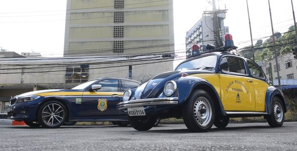Passado e presente: Quase 50 anos separam o Fusca, de 1974, do 320i, modelo 2020  por Fernando Madeira