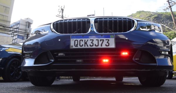 A BMW transformada em viatura foi equipada com giroflex e luzes frontais por Fernando Madeira